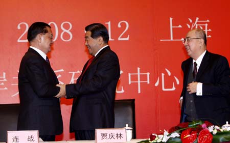 Jia Qinglin (2nd L), chairman of the National Committee of the Chinese People's Political Consultative Conference, shakes hands with Kuomintang Honorary Chairman Lien Chan (1st L) while Kuomintang Chairman Wu Poh-hsiung (3rd L) looks on, during the 4th Cross-Straits Economic, Trade and Cultural Forum between the Chinese mainland and southeast China's Taiwan, in Shanghai, east China, Dec. 20, 2008. (Xinhua/Zhang Ming)